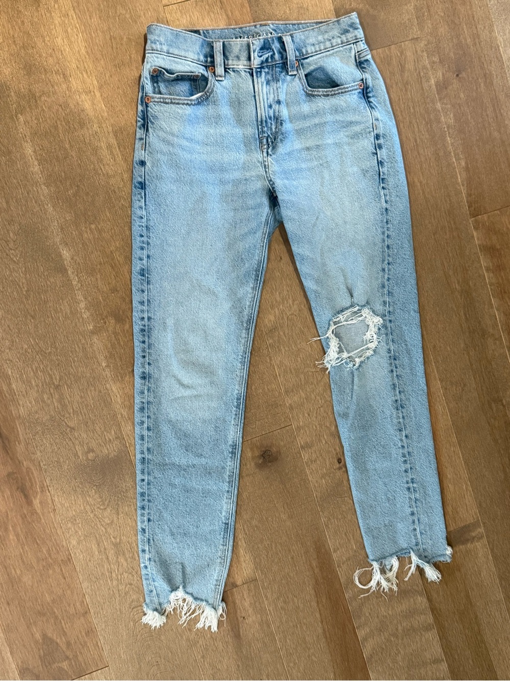 American Eagle Womens 2 Short Light Wash Distressed Ripped Mom Jeans Raw Hem